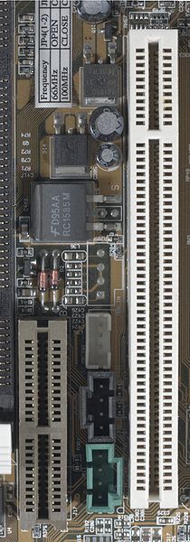 Ranura para tarjeta vertical de audio/módem (AMR) junto a la ranura PCI blanca