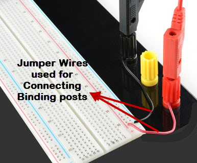 Conexión de los postes de enlace a la placa de prueba usando cables de puente