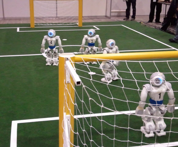 Robot que juega al fútbol en funcionamiento